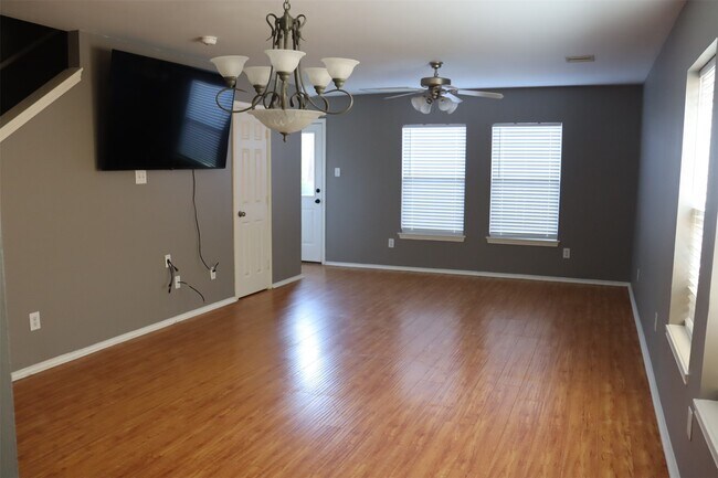 Foto del edificio - 7007 Woodridge Square Dr