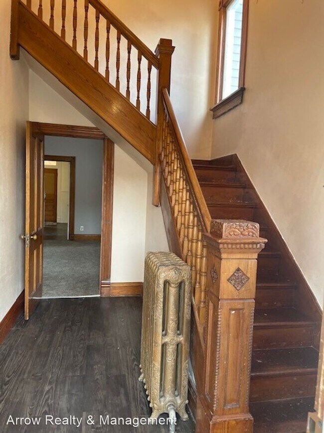 Building Photo - 5 br, 1.5 bath House - 323 Lake Street