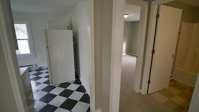 Building Photo - 2 Bed / 1 Bath Duplex Available Now