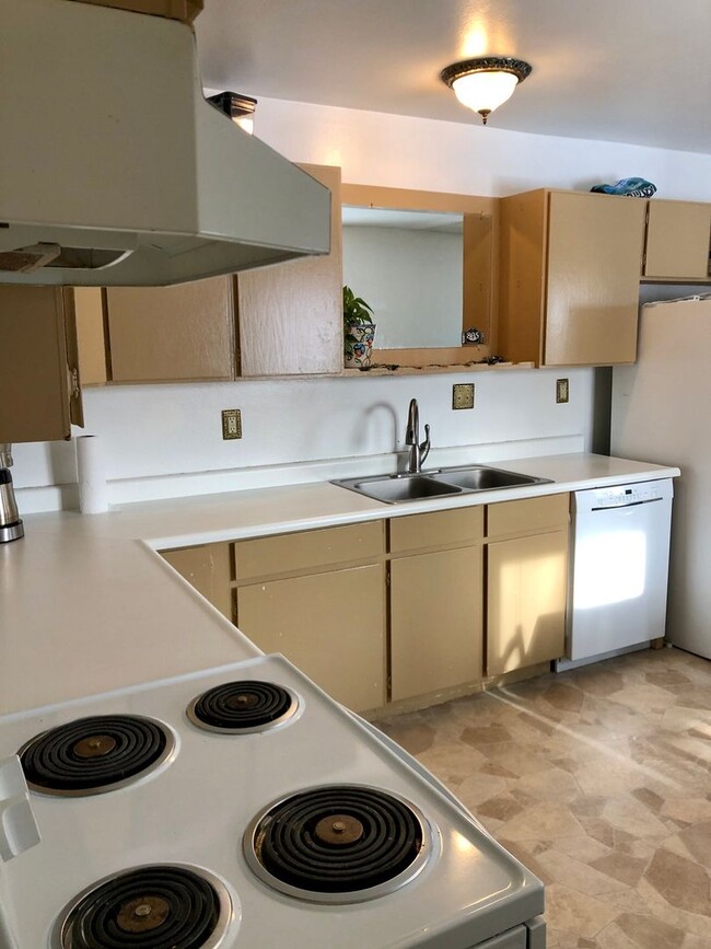 Building Photo - 3 bedroom home in Spring Creek with a garage