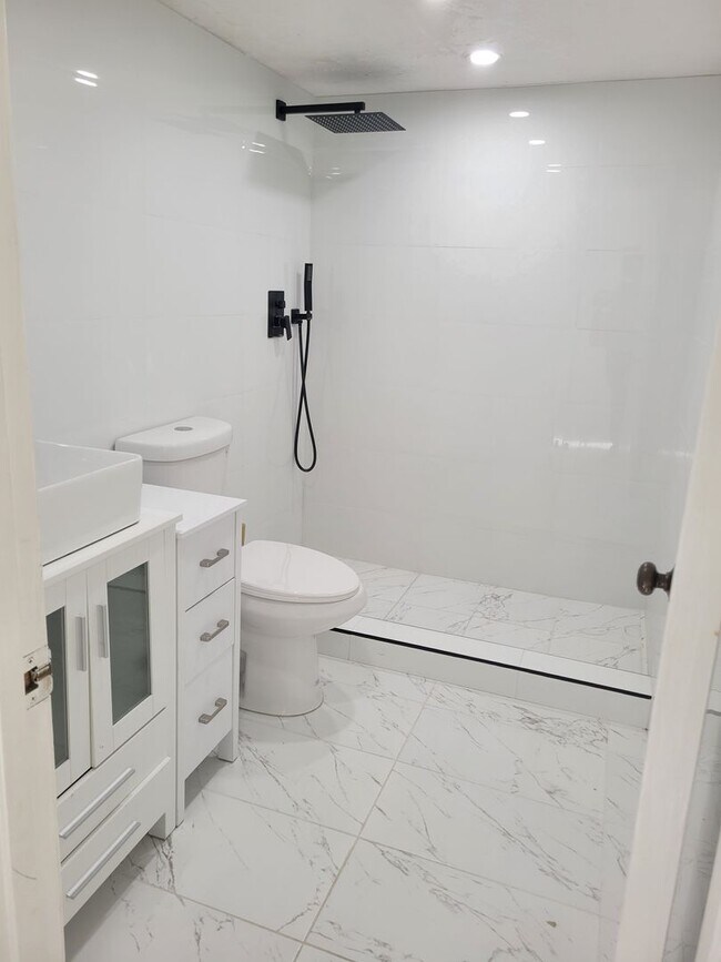 Foto del edificio - Beautifully renovated 2/2 condo in gated community