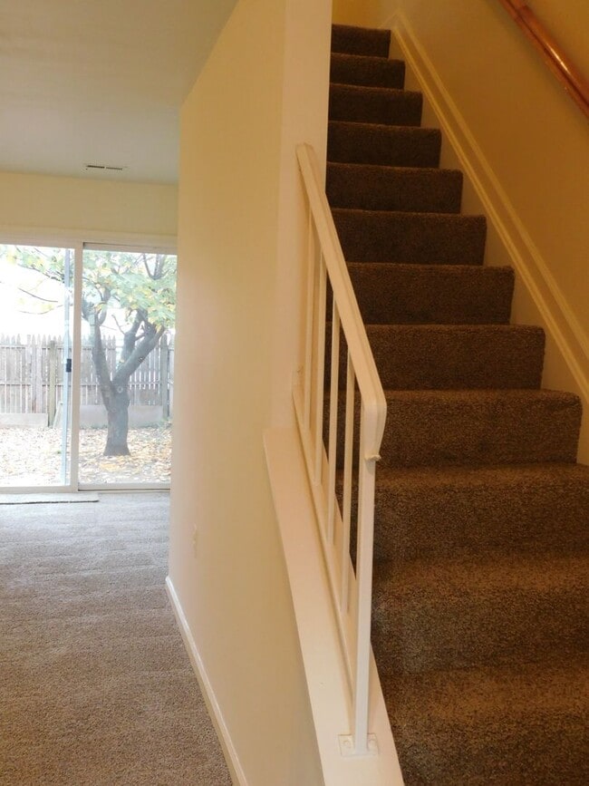 Building Photo - End Unit Townhouse!!