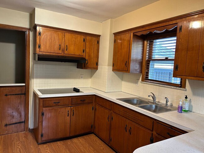 Foto del edificio - 3 Bedroom with 2 Car Attached garage
