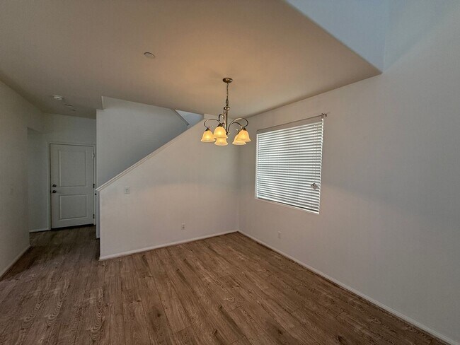 Foto del edificio - Newer 3 Bedroom Home! Near shops and restaurants!