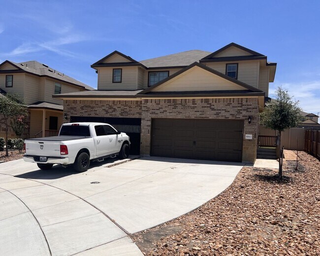 Foto del edificio - Move-In Ready Luxury Duplex in Converse!