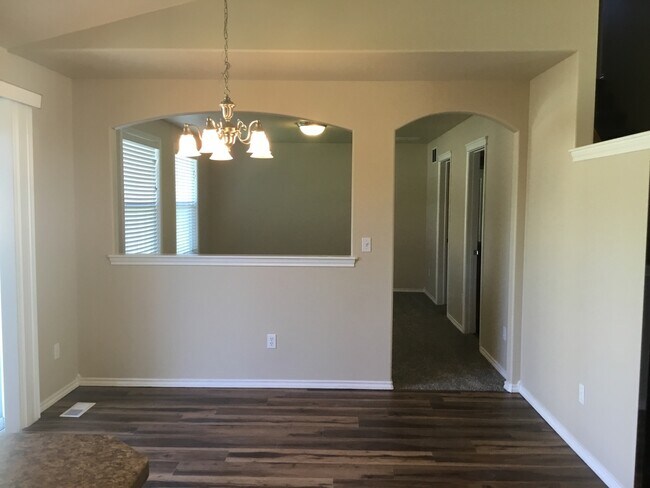 Foto del edificio - Beautiful & Spacious Four Bedroom Meridian Home!!!