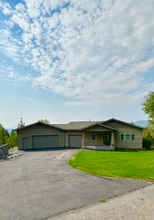 Building Photo - 835 Highland Dr