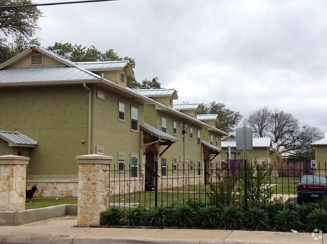 Building - Guild Park Apartments