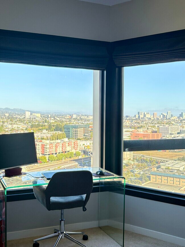 Foto del edificio - 6363 Christie Ave