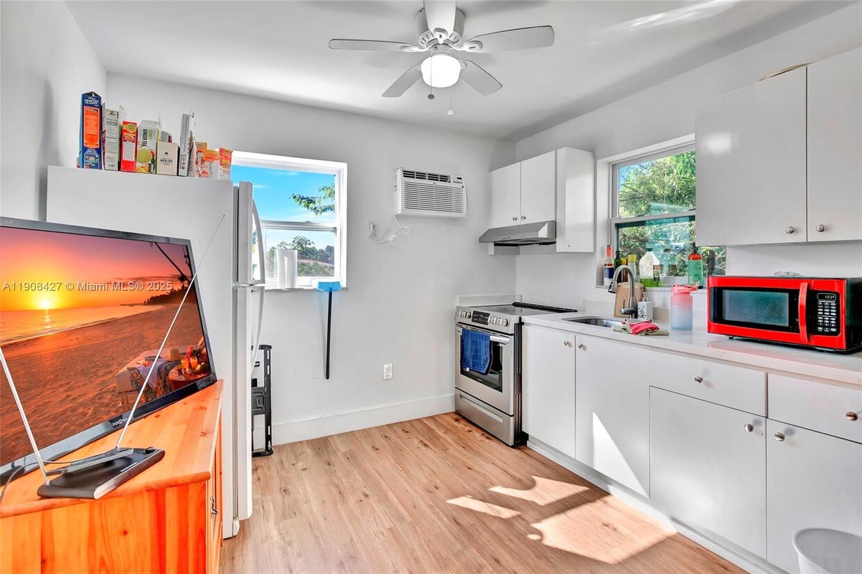 Foto principal - 458 SW 9th St