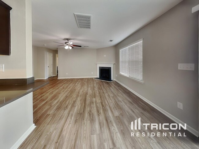 Foto del edificio - 2831 Village Center Dr