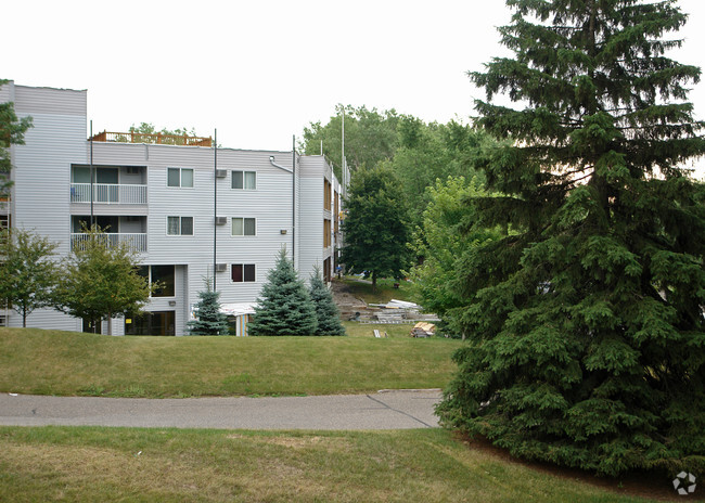 Building Photo - Canabury Pond