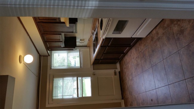 Building Photo - 8 Bassett Pl