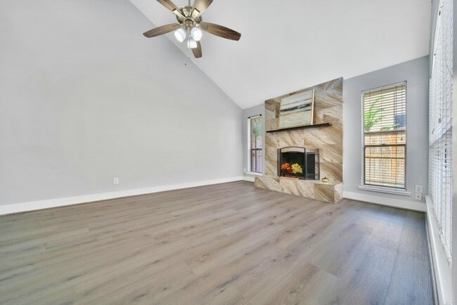 Building Photo - 13954 Hollowgreen Dr