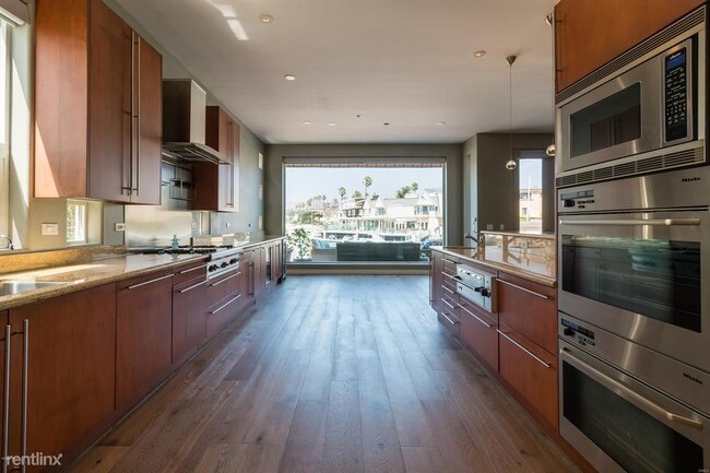 Building Photo - 4 br, 3 bath House - 1325 Beachmont St