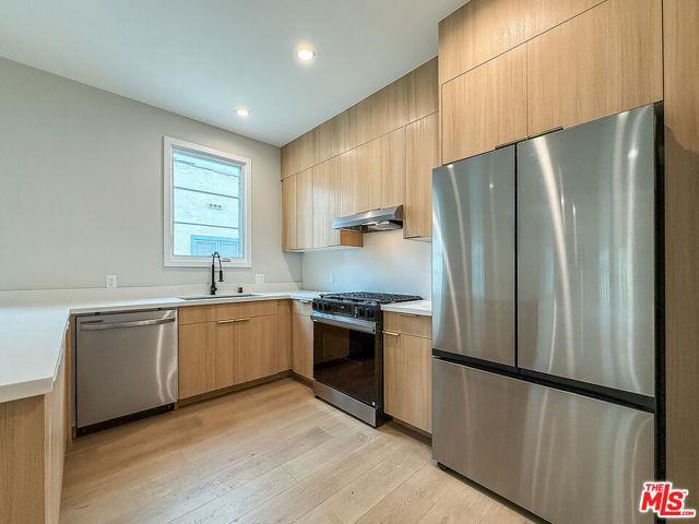 Foto del edificio - 150 N Arnaz Dr