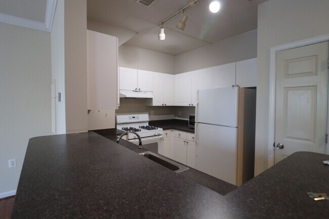 Foto del edificio - Rare 2BR 2BA 2 Level Condo With Garage