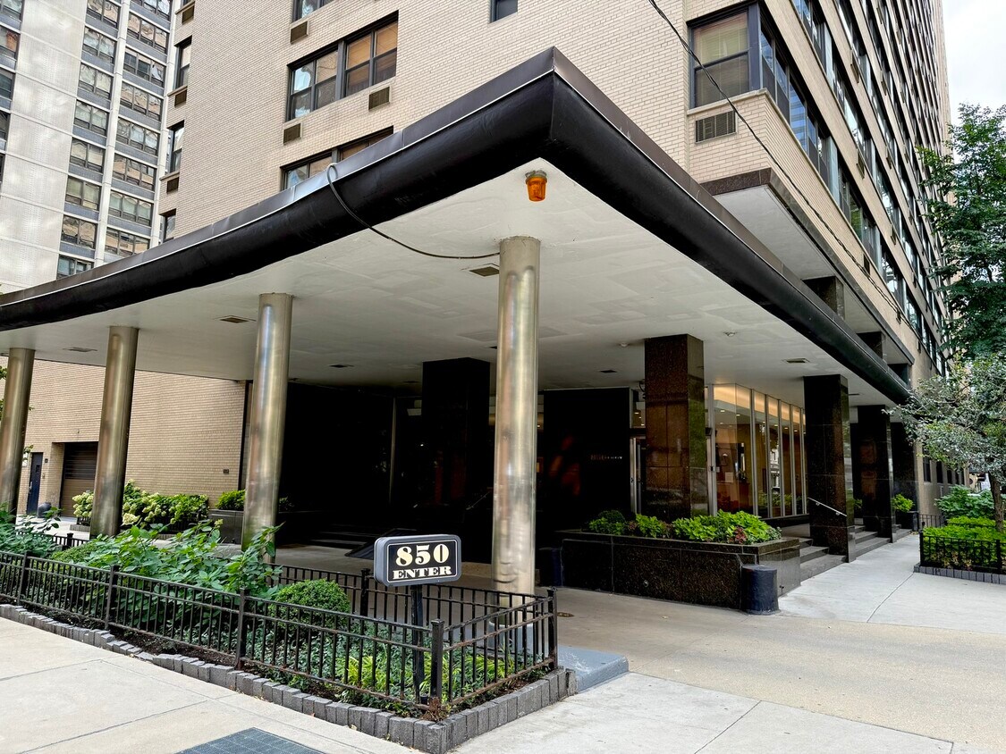 Foto principal - 850 N Dewitt Pl