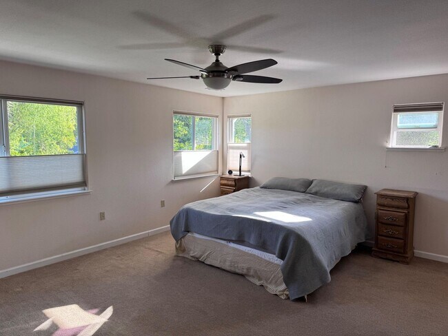 Foto del edificio - Spacious Upstairs Master Bedroom for Rent
