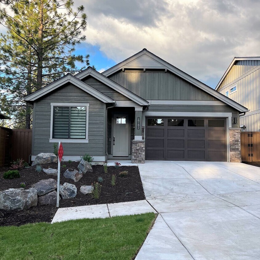 Primary Photo - One Month Stay Only! Beautiful Skyline Wes...