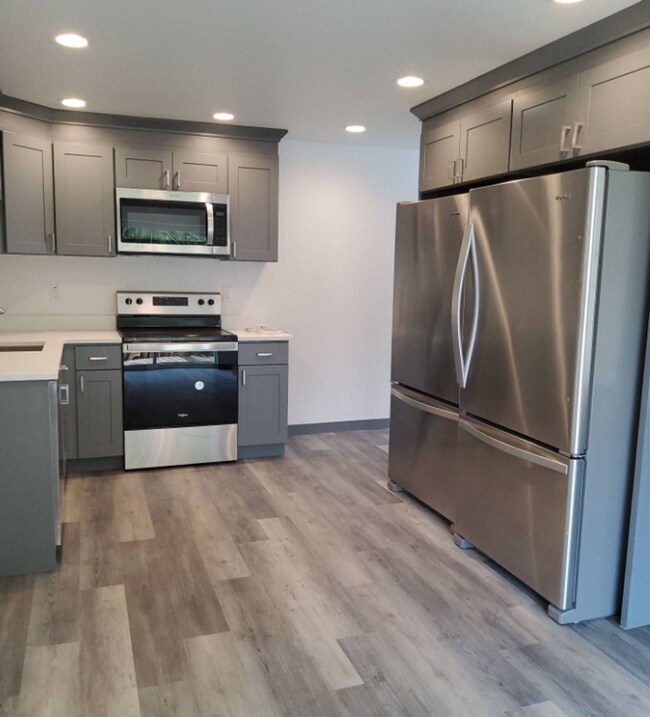 Building Photo - 1611 Lakeway Dr