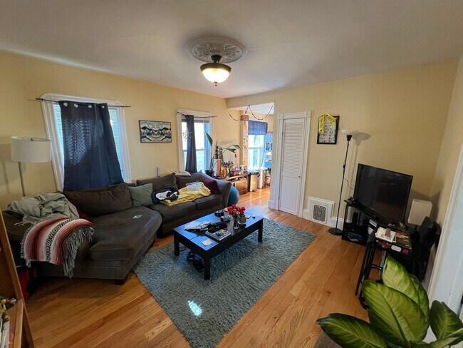 Building Photo - EXTEMELY NICE SOMERVILLE 4 BED!!!