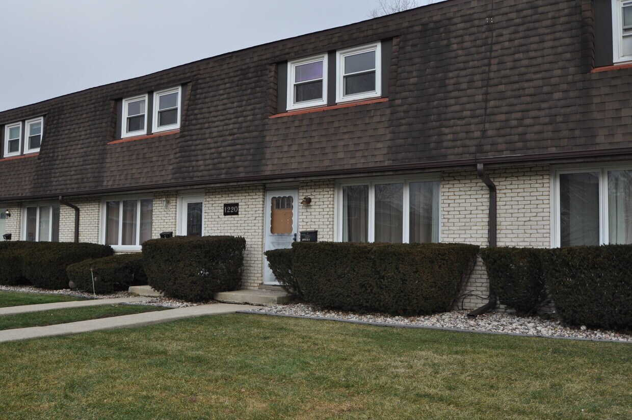 Primary Photo - 1220 Town Crest Dr