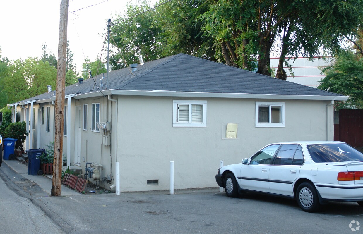 Building Photo - 1370-1380 Oakland Blvd