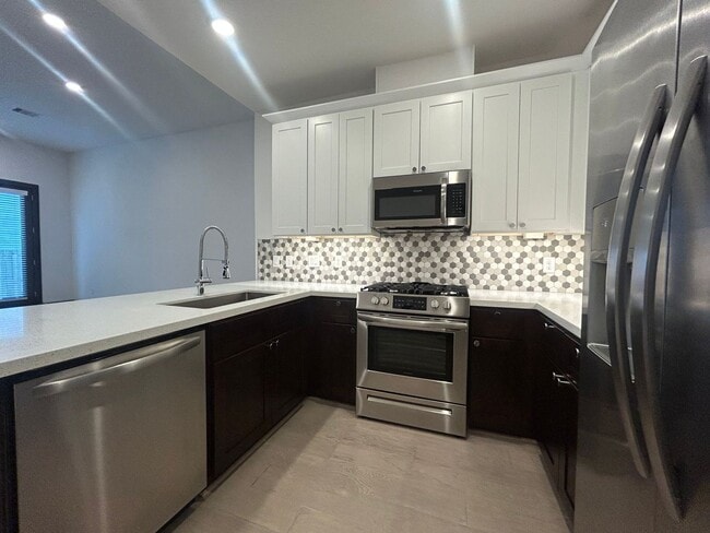 Building Photo - Welcome to this stunning 3-bedroom, 2.5-ba...