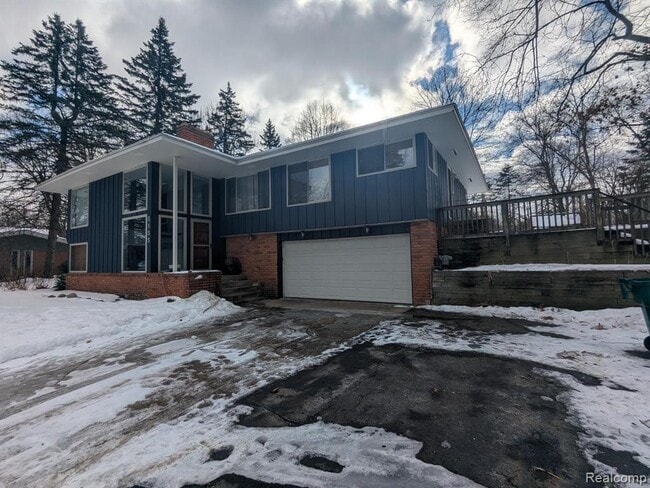 Building Photo - 5155 Greenview Dr