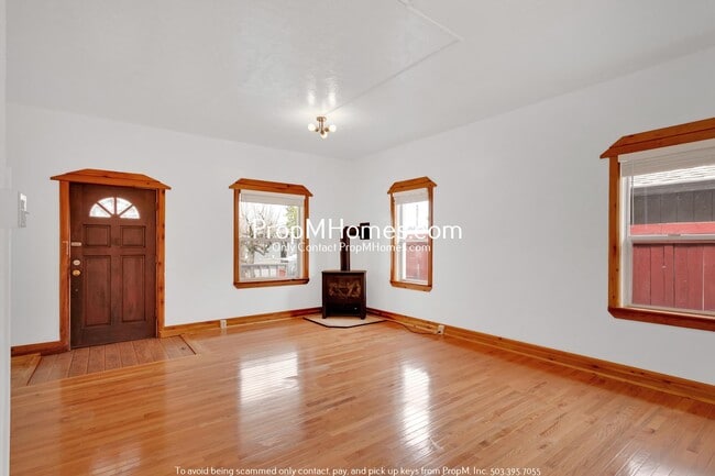 Building Photo - Updated Cottage in Gladstone!