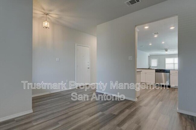 Building Photo - 242 Holland Pk