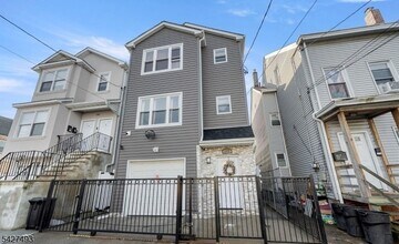 Building Photo - 138 Lafayette St