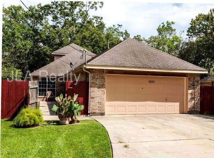 Primary Photo - 2221 N Austin Avenue , Pearland , TX , 77581