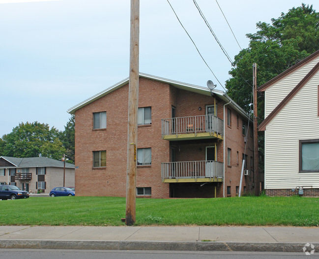 Building Photo - Willow Gardens