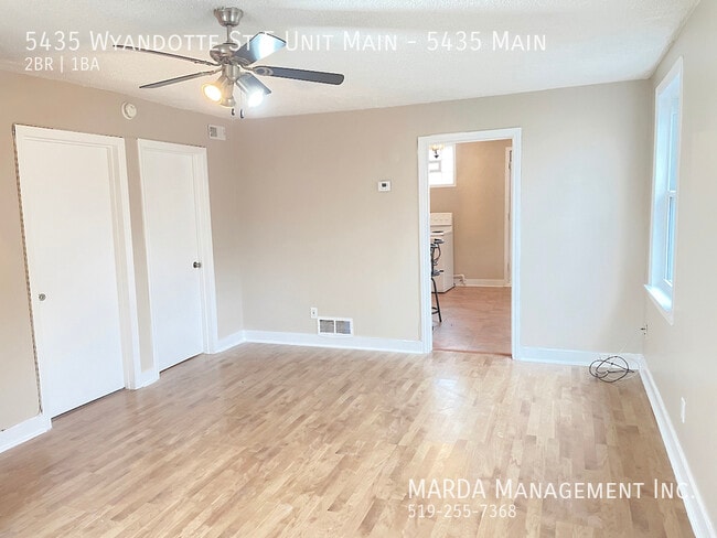 Building Photo - CHIC 2-BEDROOM/1BATH MAIN APARTMENT IN OLD...