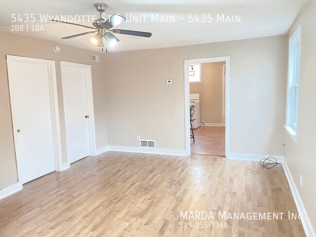 Photo du bâtiment - CHIC 2-BEDROOM/1BATH MAIN APARTMENT IN OLD...
