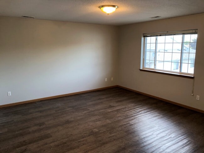 Building Photo - 145 Sugar Creek Ln