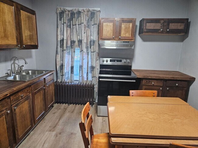 Building Photo - 228 Hardy Ave