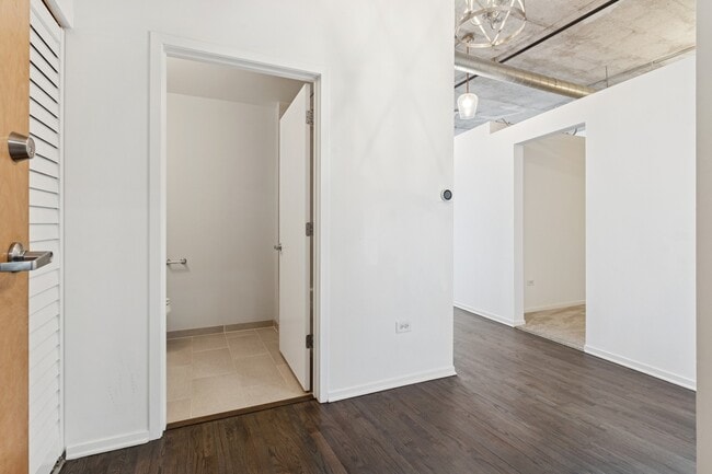 Building Photo - 6 S Laflin St