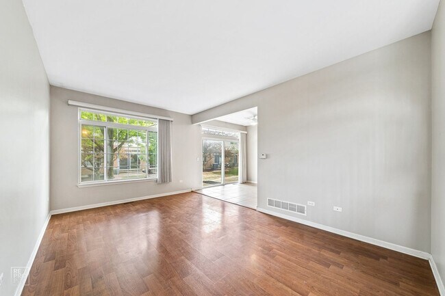 Foto del edificio - End Unit Three Bedroom Two and a Half Bath in North Naperville
