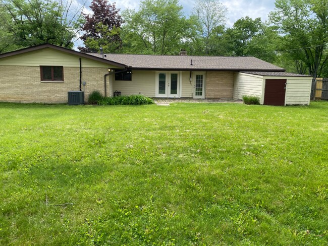 Building Photo - 2302 Lakeview Dr