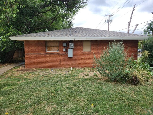 Building Photo - Charming 5 Bedroom House