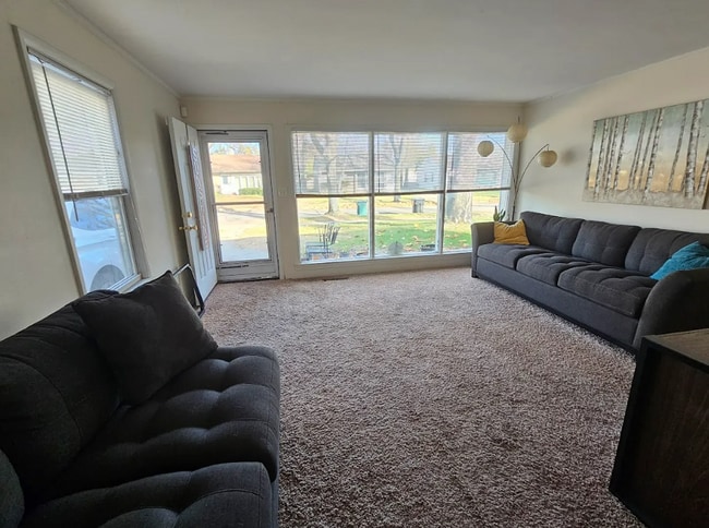 Building Photo - Sun-Filled 2 Bedroom Home with a Welcoming Layout