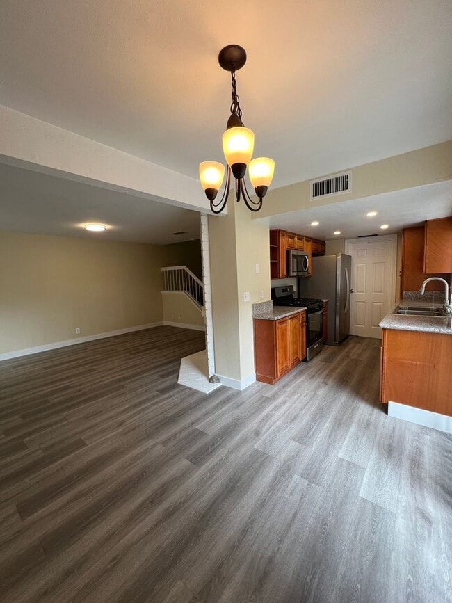 Building Photo - Beautiful 3 Bedroom / 2.5 Bath Town Home i...