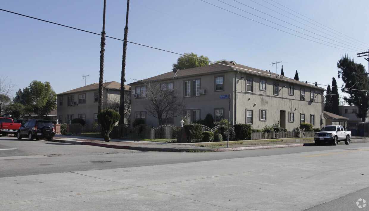 Primary Photo - 14048-14058 Sylvan St