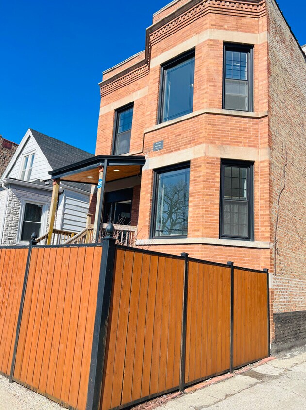 Primary Photo - 1214 W 71st St