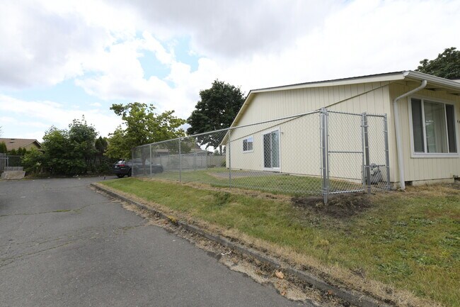 Building Photo - 4898 Chinook Ct SE