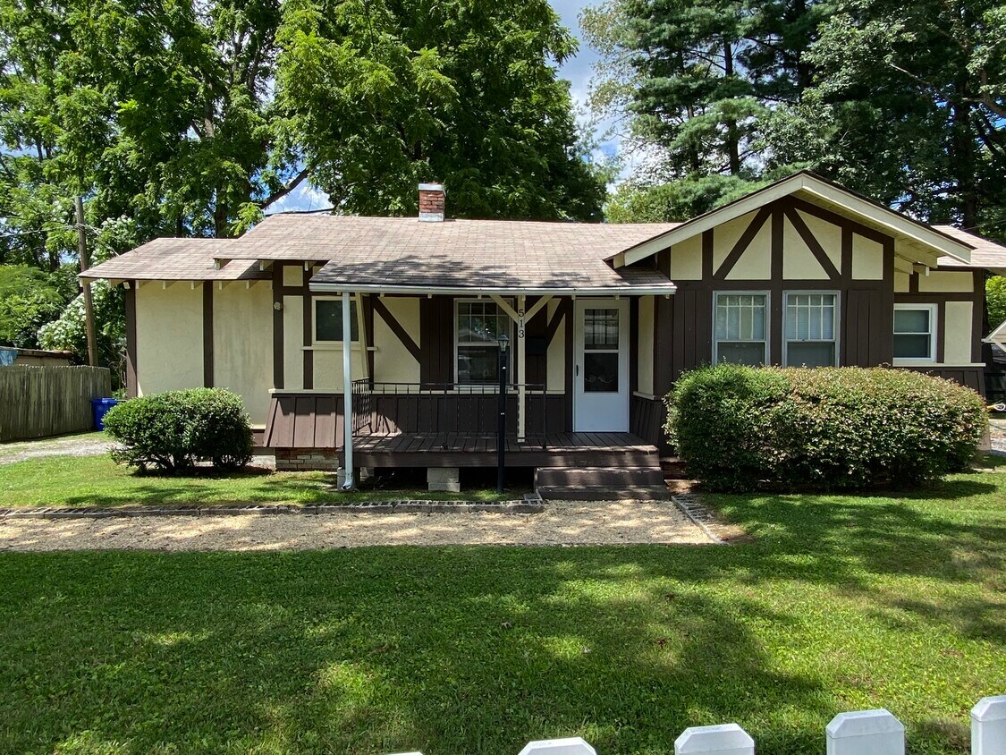 513 N Whitted St, Hendersonville, NC 28739 House Rental in