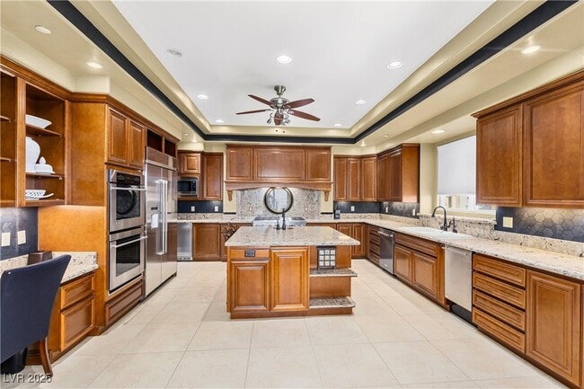 Building Photo - 9145 Tesoras Dr